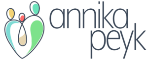Logo von Annika Peyk bestehend aus einer Familie mit drei Personen in Herzform und dem Schriftzug des Namens Annika Peyk